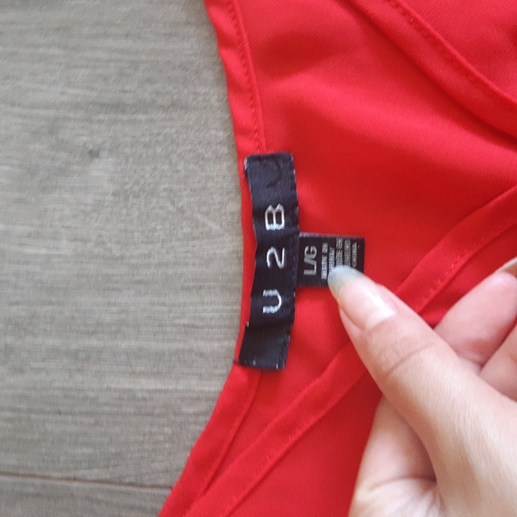 Red flowy tank top - Picture 2 of 3